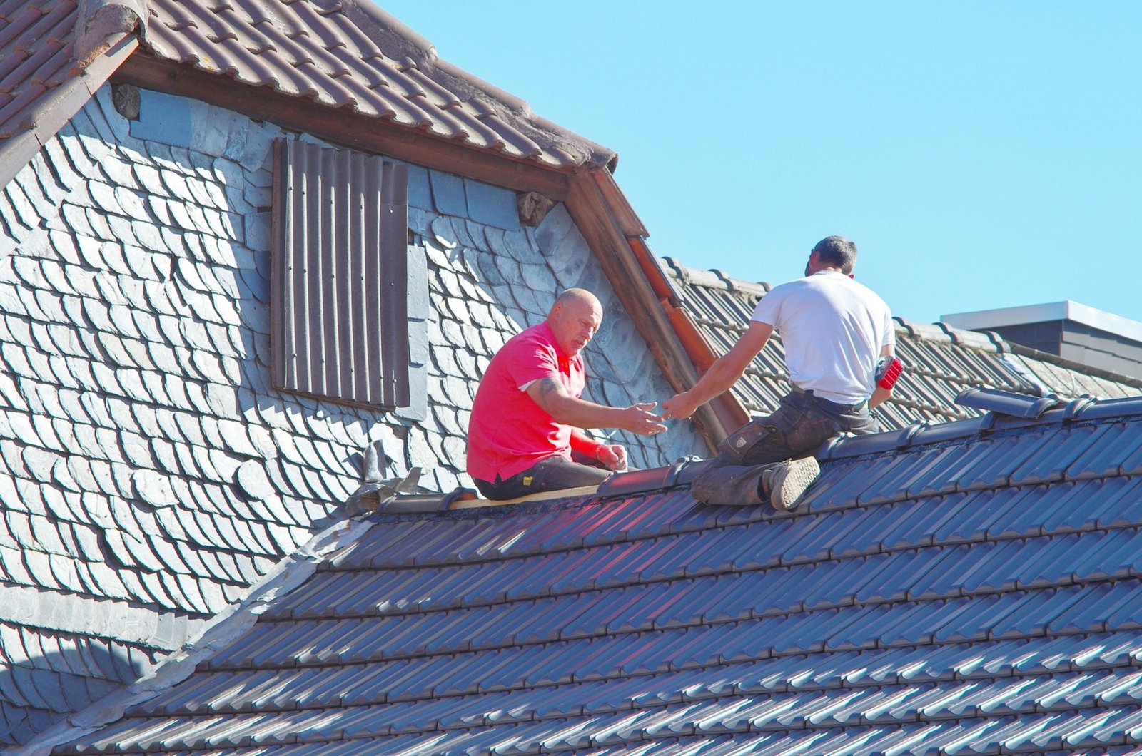 Dachdecker bei der Reparatur