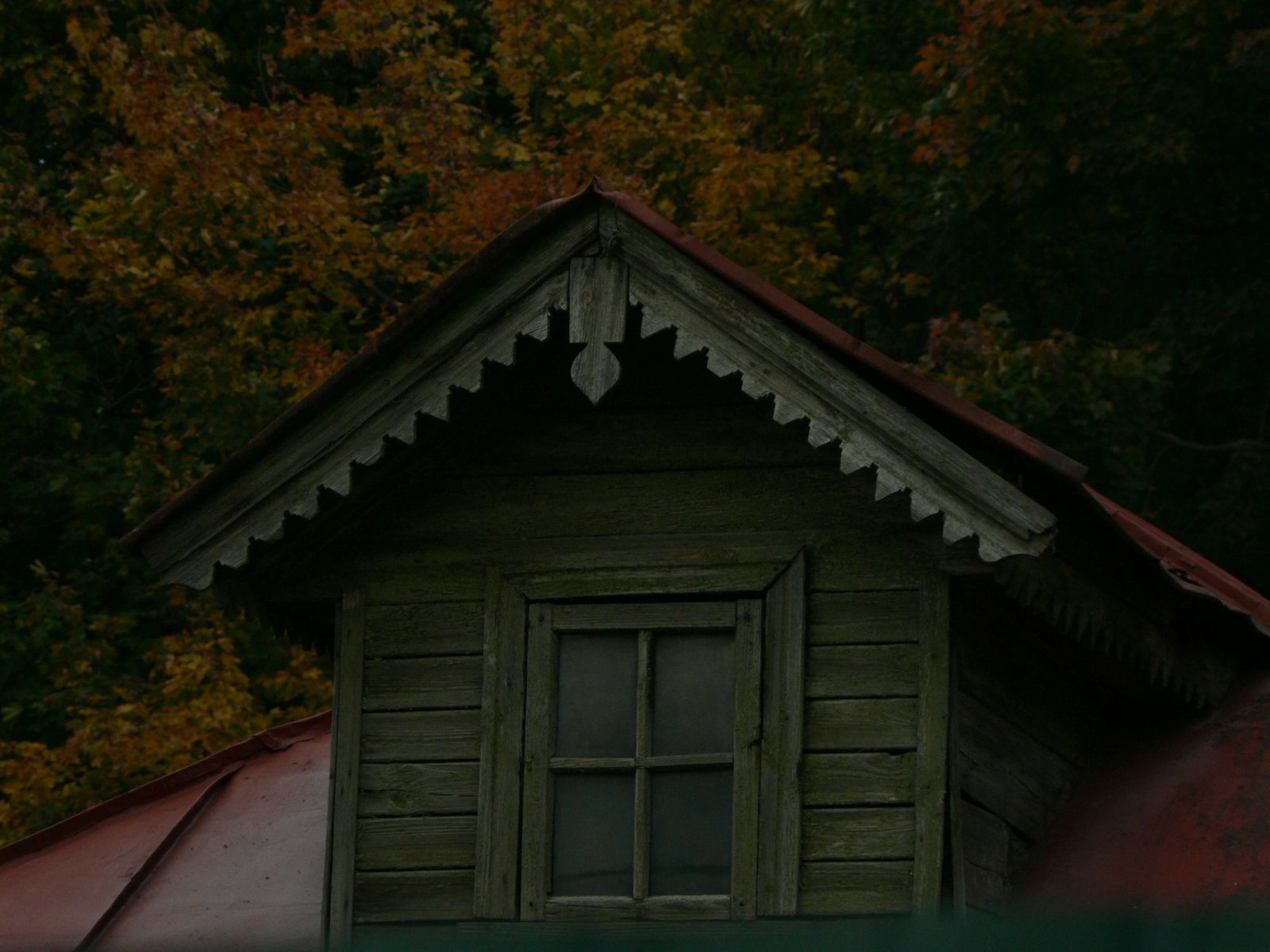 Gaube mit Holzverkleidung