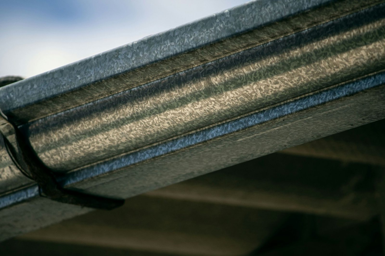 Metall-Dachrinne im Detail